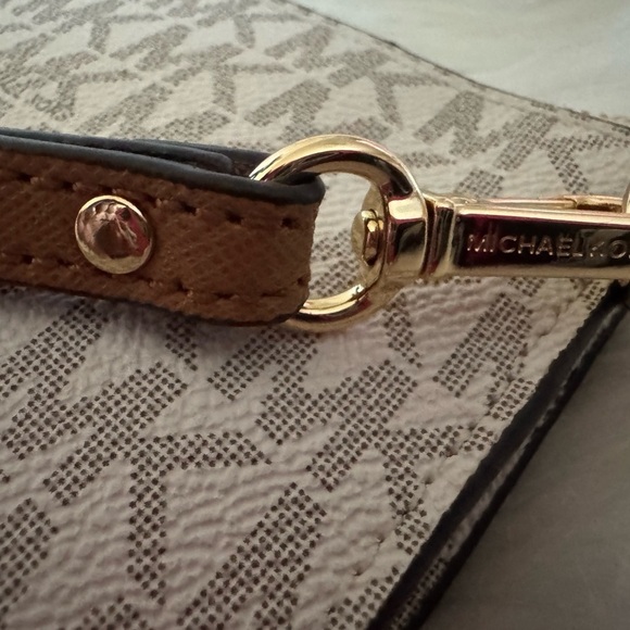 Michael Kors Cream and Brown Wristlet Jet Set front card open pocket - Picture 5 of 5